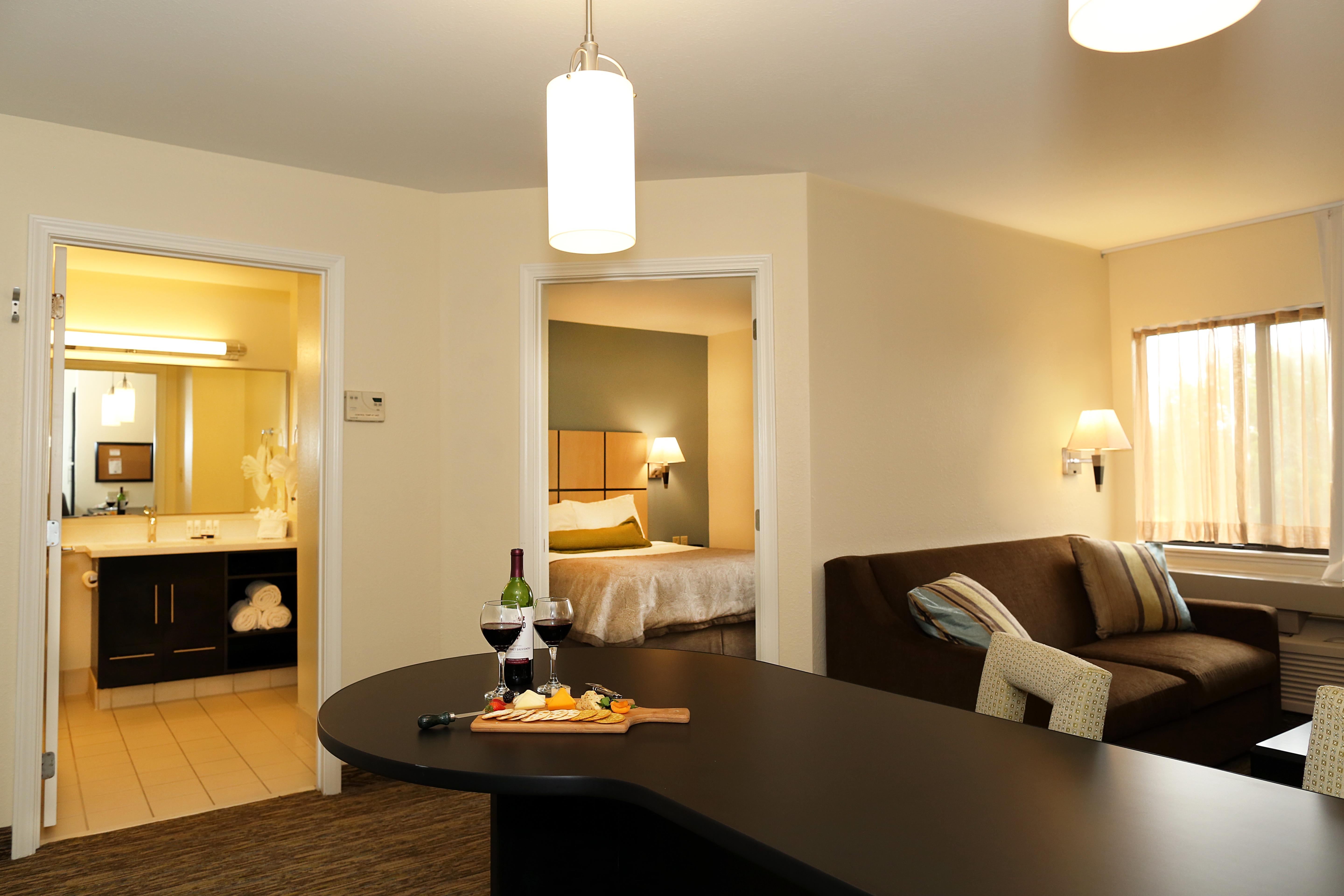 แคนเดิ้ลวูด สวีท อีสต์แลนซิง Hotel แลนซิ่ง ภายนอก รูปภาพ