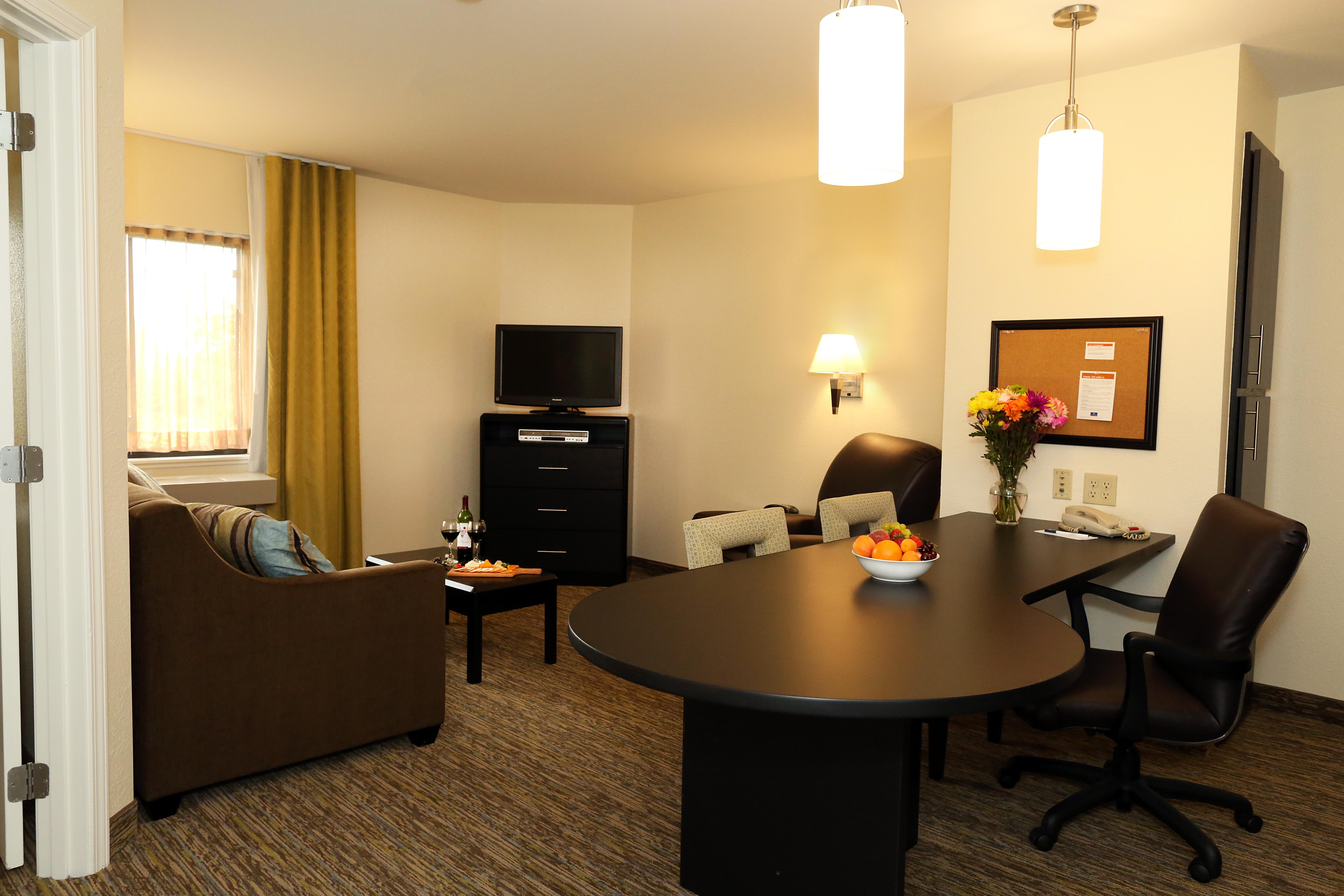 แคนเดิ้ลวูด สวีท อีสต์แลนซิง Hotel แลนซิ่ง ภายนอก รูปภาพ