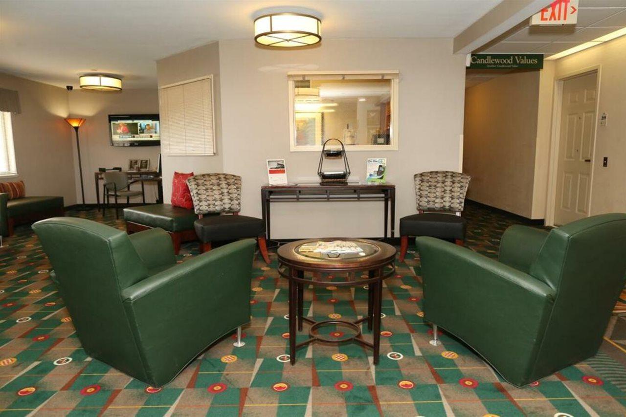 แคนเดิ้ลวูด สวีท อีสต์แลนซิง Hotel แลนซิ่ง ภายนอก รูปภาพ